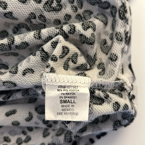 Kim & Cami Leopard White Black Gray Oversized Short Sleeve Top Size Small - Picture 6 of 6